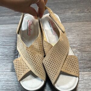 Skechers Women's Beige leather wedge Sandals size 8 (b164)